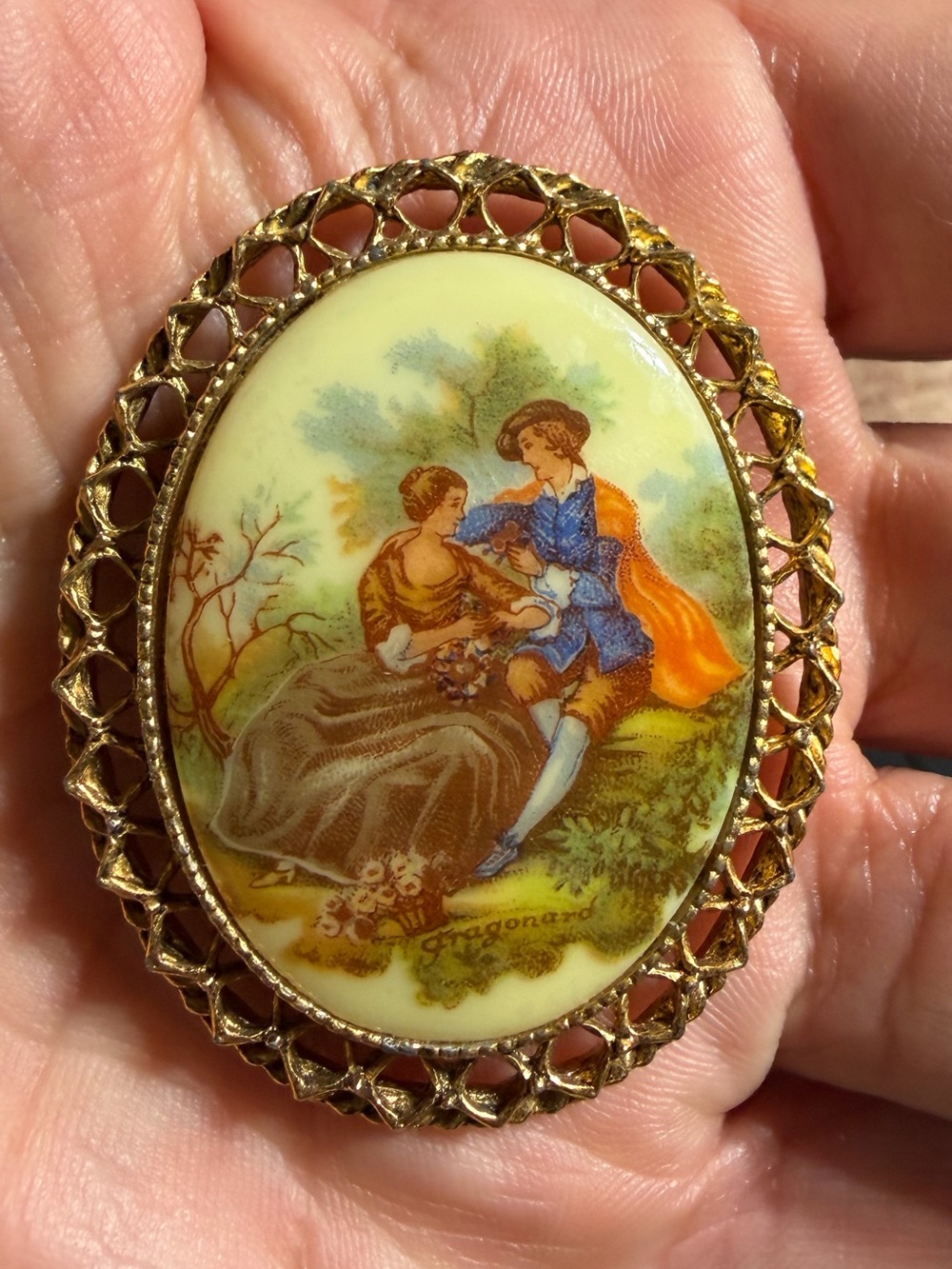 Vintage Gold Tone courting couple Fragonard Cameo Brooch